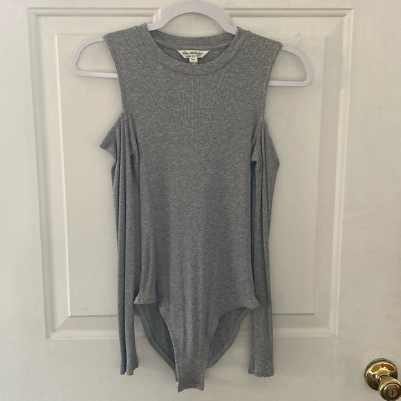 Miss Selfridge Cold Shoulder Gray Ribbed Bodysuit. Size 6 - Picture 4 of 7